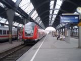 Souprava čtveřice patrových vozů typu DOSTO03 na RE vlaku do Kreuzlingenu stojí pod majestátní halou stanice Karlsruhe Hbf. 27.4.2011 © Jan Přikryl