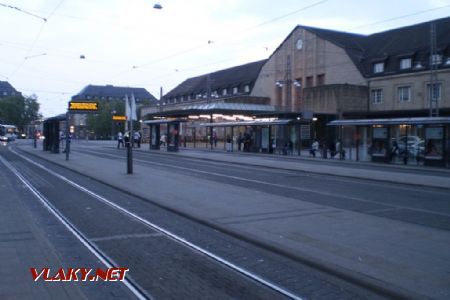 Karlsruhe: Téměř opuštěný terminál MHD v době výluky přilehlé tramvajové trati. 27.4.2011 © Jan Přikryl