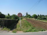 12.07.2011 - Hradec Králové, trať 031: od Kuklenské ulice vede podél trati stezka až k obchodní zóně © PhDr. Zbyněk Zlinský