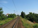 12.07.2011 - Hradec Králové, trať 031: ohlédnutí na přejezd v Kuklenské ulici a Karla na stezce podél trati © PhDr. Zbyněk Zlinský