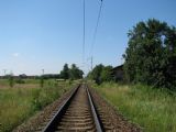 12.07.2011 - Hradec Králové, trať 031: neobsluhovaný přejezd se strážním domkem, vlevo měla být zastávka Hradec Králové, obch. zóna © PhDr. Zbyněk Zlinský