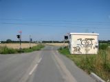 12.07.2011 - Hradec Králové, trať 031: přejezd u Hornbachu, v pozadí spojka Opatovice nad Labem - odbočka Plačice © PhDr. Zbyněk Zlinský