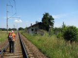 12.07.2011 - Hradec Králové, trať 031: Karel fotografuje zdevastovaný strážní domek poblíž přejezdu u Hornbachu © PhDr. Zbyněk Zlinský