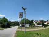 12.07.2011 - Opatovice n.L.: dnes už přezabezpečený přejezd P5368 na ulici Březhradské - kamery na straně obce © PhDr. Zbyněk Zlinský