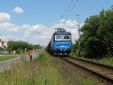 12.07.2011 - Hradec Králové, trať 020: 123.007-7 směřuje za Karlovy pozornosti s nákladním vlakem z hlavního nádraží k Chlumci n.C. © PhDr. Zbyněk Zlinský