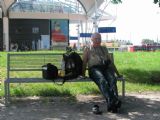 12.07.2011 - Hradec Králové: Karel odpočívá ve stínu kaštanu za terminálem hromadné dopravy © PhDr. Zbyněk Zlinský