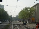 Karlsruhe: Tramvajová trať ve středním pásu výpadovky Lameystrasse, v pozadí ''Düwag'' na lince 5, který tudy za chvíli pojede. 28.4.2011 © Jan Přikryl