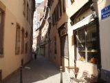 Strasbourg: Úzká ulička Rue des Aveugles, spojující starou a novější část historického centra. 28.4.2011 © Jan Přikryl