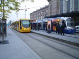 Mulhouse: Setkání tramvají obou typů na konečné před nádražím. 28.4.2011 © Jan Přikryl