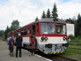 06.08.2011 - Kořenov: 810.543-3 + 011.406-6 jako Os 25461 Kořenov - Szklarska Poręba G. © PhDr. Zbyněk Zlinský