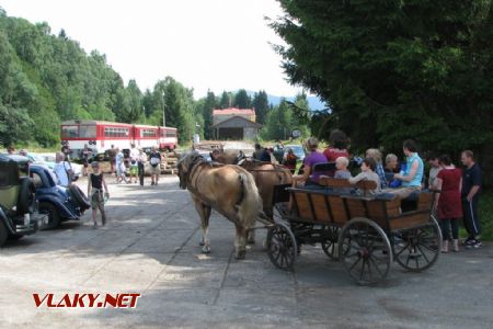 06.08.2011 - Kořenov: 810.543-3 + 011.406-6 a 810.347-5 ve své remíze pod širým nebem coby pozadí slavnostního ruchu © PhDr. Zbyněk Zlinský