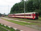 06.08.2011 - Stará Paka: vlevo Sp 1863 Kolín - Trutnov hl.n., vpravo Os 5403 Liberec - Nová Paka s vozy 854.212-8 a 054.342-1 (foto z R 982) © PhDr. Zbyněk Zlinský