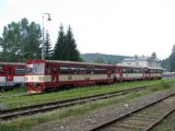 06.08.2011 - Kořenov: 810.263-4 odjíždí v čele Os 16211 Liberec - Harrachov © PhDr. Zbyněk Zlinský