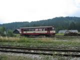 06.08.2011 - Kořenov: 810.263-4 odjíždí v čele Os 16211 Liberec - Harrachov © PhDr. Zbyněk Zlinský