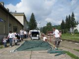 06.08.2011 - Kořenov: přípravy vrcholí, v pozadí 810.543-9 + 011.406-6 jako Os 25461 Kořenov - Szklarska Poręba G.© PhDr. Zbyněk Zlinský