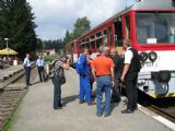 06.08.2011 - Kořenov: Karel si fotí tričko ''zubačkáře'', vedoucího řeči s osádkou Os 25461 Kořenov - Szklarska Poręba G.© PhDr. Zbyněk Zlinský