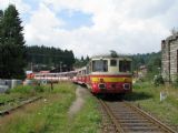 06.08.2011 - Kořenov: souprava Os 25484 ''Zubačka 2011'' ve složení 715.003-0 (T 426.003) + 5 x 020 + 820.056-0 (M 240.0056) odjíždí směr Tanvald © PhDr. Zbyněk Zlinský