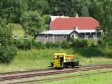 06.08.2011 - Kořenov: zátiší s chaloupkou a Vm 32003 (jen ta auta tam nemusel stát) © PhDr. Zbyněk Zlinský