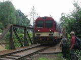 06.08.2011 - Tanvald: 943.008-3 + 843.008-4 jako Os 16221 Liberec - Tanvald přejíždí most přes Černou Desnou, Karel a neznámý kolega zaclánějí © PhDr. Zbyněk Zlinský