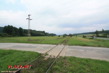 V tesnej blízkosti zastávky leží priecestie ( trať smer Medzev ); 7.8.2011 © Miroslav Sekela