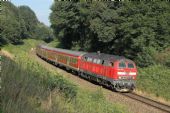 Stroj DB 218.459 sune soupravu osobního vlaku do Augsburgu nedaleko Mindelheimu. V čele je řídící vůz © Pavel Stejskal