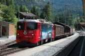 Lokomotiva RhB Ge 4/4 – 615 v čele nákladního vlaku čeká ve stanici Bergün na protijedoucí vlak © Pavel Stejskal