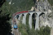 Další vlak do Churu u viaduktu Landwasser, tentokrát s reklamní lokomotivou RhB Ge 4/4 – 647, která nese reklamu kantonální banky © Pavel Stejskal