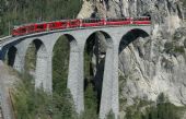 Vlak Tirano – Chur vedený jednotkou RhB 8/14 projíždí po viaduktu Landwasser © Pavel Stejskal