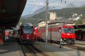 Nádraží ve Svatém Mořici, vlevo jednotka RhB 8/14 do Tirana, vpravo lokomotiva Ge 4/4-645 na soupravě Glacier Expresu © Pavel Stejskal