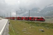 Jednotka RhB ABe 8/14 – 3515 sjíždí od stanice Ospizio Bernina k nádraží Bernina Lagalb © Pavel Stejskal