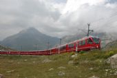 Vlak ze Svatého Mořice do Tirana nad nádražím Bernina Lagalb v čele s jednotkou RhB ABe 8/14 – 3506 © Pavel Stejskal