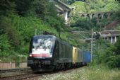 Kontejnerový vlak s lokomotivami MRCE ES64U2-099 + DISPOLOK ES64F4-095 směřuje do Itálie © Pavel Stejskal