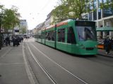 Basel: Tramvaj typu Siemens Combino ev.č. 303 dopravce BVB stojí na lince 8 v zastávce Claraplatz . 29.4.2011 © Jan Přikryl