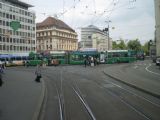 Nenápadný, ale významný přestupní uzel Aeschenplatz s projíždějící rekonstruovanou tramvají z 80. let dopravce BVB. 29.4.2011 © Jan Přikryl