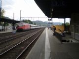 Liestal: Dlouhá souprava vlaku IR do Baselu s lokomotivou řady Re 460 SBB v závěsu odjíždí do Baselu. 29.4.2011 © Jan Přikryl