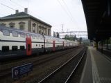 Liestal: Patrová souprava vozů typu IC2000 na IC do Churu stojí u ''Hausbahnsteig''. 29.4.2011 © Jan Přikryl