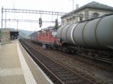 Liestal: Dlouhá souprava cisternových vozů, tažená přípřeží lokomotiv řady Re 4/4 II SBB projíždí stanicí. 29.4.2011 © Jan Přikryl