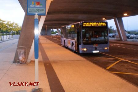 Autobus kyvadlové linky dopravce Distribus od nádraží St. Louis stojí na francouszké části letiště Basel/Mulhouse/Freiburg. 29.4.2011 © Jan Přikryl