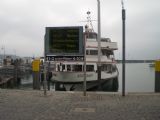 Digitální odjezdová tabule v přístavišti Konstanz, za ní loď Stuttgart z roku 1960. 30.4.2011 © Jan Přikryl