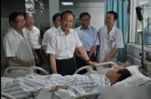 Štátnik pri posteli zraneného (premiér Wen). Spomenul som si na Krylovu pesničku... - 07.2011 © tom.com