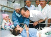 A pre veľký úspech ešte jedna - štátnik so zachráneným dievčatkom (premiér Wen) - 07.2011 © China Daily