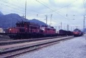 Lokomotiva ÖBB 1020.031 na přípřeží nákladního vlaku přes Arlberský průsmyk (Bludenz 28.6.1990) © Pavel Stejskal