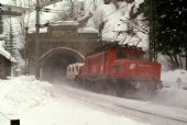 Lokomotiva 1020.037 na postrku u portálu Arlbergského tunelu.(St.Anton am Arlberg 5.1.1991) © Pavel Stejskal