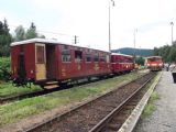 13.8.2011, žst. Turzovka - Nostalgický motorový vlak do Makova (vľavo) a pravidelný Os4013 smer Čadca (vpravo), čas 12:57 © Ing. Ján Paluch