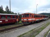 13.8.2011, žst. Turzovka - Detailný pohľad na stretnutie dvoch generácií motorových vozňov pred ich odchodom © Ing. Ján Paluch