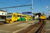 Dva žluté vlaky dvou různých společností na jednom nádraží u stejného nástupiště - 25.8.2011 © Jakub Vyskočil