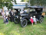 27.08.2011 - Hradec Králové, Smetanovo nábř.: ke starým vozům patří dobové oblečení © PhDr. Zbyněk Zlinský