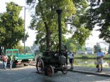 27.08.2011 - Hradec Králové, Smetanovo nábř.: tato lokomobila je nepřehlédnutelná © PhDr. Zbyněk Zlinský