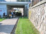 27.08.2011 - Hradec Králové, Smetanovo nábř.: další miniaturní železnice vychází z ''tunelu'' © PhDr. Zbyněk Zlinský