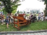 27.08.2011 - Hradec Králové, Smetanovo nábř.: zemědělská technika dob minulých funguje dodnes © PhDr. Zbyněk Zlinský